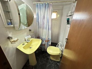 Chalet sobre 2 lotes, 4 ambientes, pileta, quincho