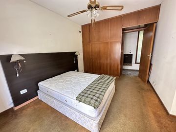Chalet sobre 2 lotes, 4 ambientes, pileta, quincho