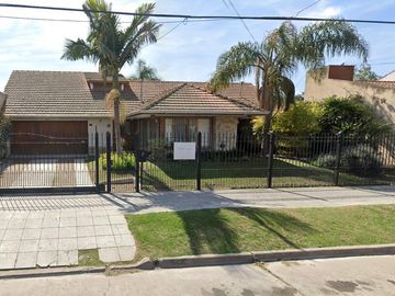 Chalet sobre 2 lotes, 4 ambientes, pileta, quincho