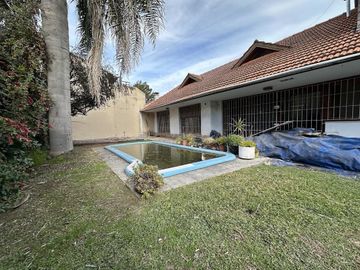 Chalet sobre 2 lotes, 4 ambientes, pileta, quincho