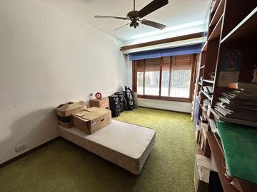 Chalet sobre 2 lotes, 4 ambientes, pileta, quincho