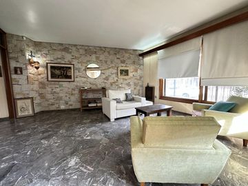 Chalet sobre 2 lotes, 4 ambientes, pileta, quincho
