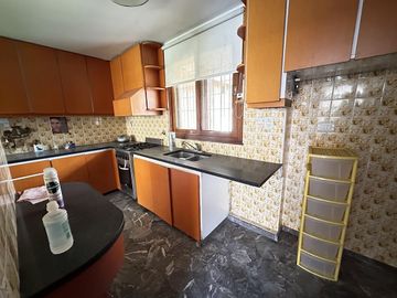 Chalet sobre 2 lotes, 4 ambientes, pileta, quincho