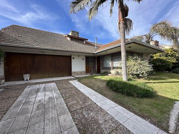 Chalet sobre 2 lotes, 4 ambientes, pileta, quincho