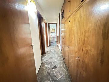 Chalet sobre 2 lotes, 4 ambientes, pileta, quincho