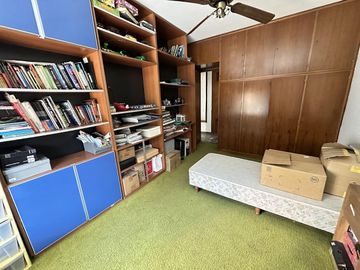 Chalet sobre 2 lotes, 4 ambientes, pileta, quincho