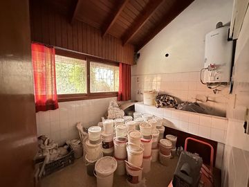 Chalet sobre 2 lotes, 4 ambientes, pileta, quincho
