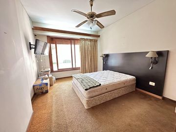 Chalet sobre 2 lotes, 4 ambientes, pileta, quincho