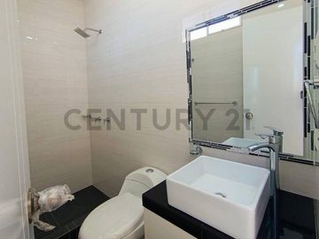 VENTA DE CASA EN ESTRENO