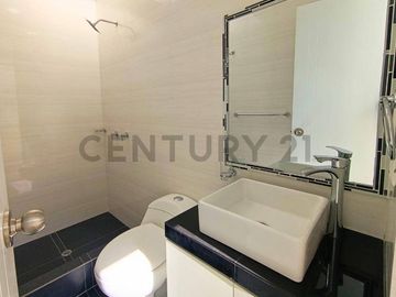 VENTA DE CASA EN ESTRENO