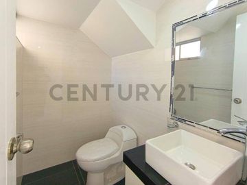VENTA DE CASA EN ESTRENO