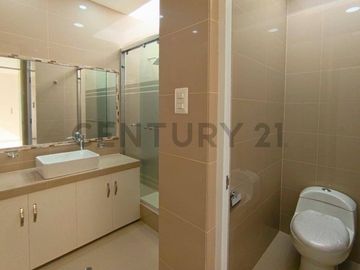VENTA DE CASA EN ESTRENO