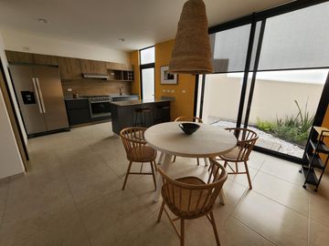 Casa en Venta Cimatario, Estudio, Amplios Espacios
