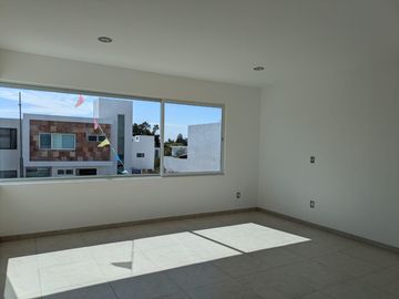Casa en Venta Juriquilla, Sala de Tv, Estudio o 4ta Recámara, Amplios Espacios