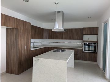 Casa en Venta Juriquilla, Sala de Tv, Estudio o 4ta Recámara, Amplios Espacios