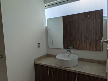 Casa en Venta Juriquilla, Sala de Tv, Estudio o 4ta Recámara, Amplios Espacios