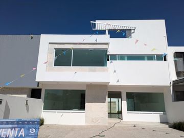 Casa en Venta Juriquilla, Sala de Tv, Estudio o 4ta Recámara, Amplios Espacios