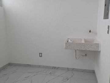 Casa en Venta Juriquilla, Roof Garden, Estudio, Sala de Tv, Amplios Espacios.