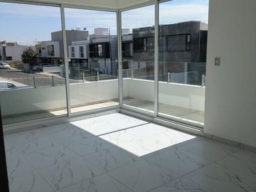 Casa en Venta Juriquilla, Roof Garden, Estudio, Sala de Tv, Amplios Espacios.