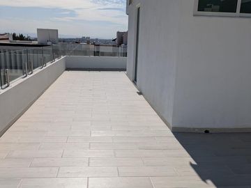 Casa en Venta Juriquilla, Roof Garden, Estudio, Sala de Tv, Amplios Espacios.
