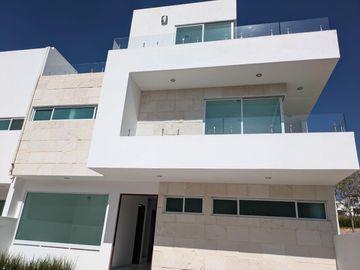 Casa en Venta Juriquilla, Roof Garden, Estudio, Sala de Tv, Amplios Espacios.