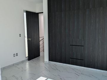 Casa en Venta Juriquilla, Roof Garden, Estudio, Sala de Tv, Amplios Espacios.