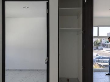 Casa en Venta Juriquilla, Roof Garden, Estudio, Sala de Tv, Amplios Espacios.