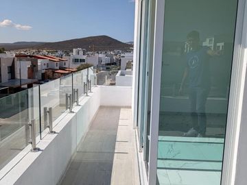 Casa en Venta Juriquilla, Roof Garden, Estudio, Sala de Tv, Amplios Espacios.