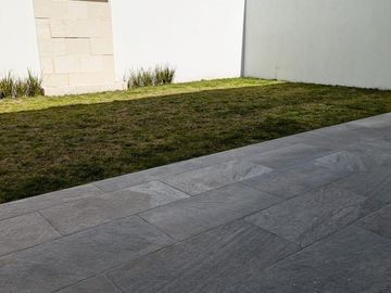 Casa en Venta Juriquilla, Roof Garden, Estudio, Sala de Tv, Amplios Espacios.