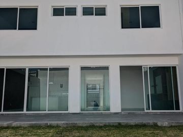Casa en Venta Juriquilla, Roof Garden, Estudio, Sala de Tv, Amplios Espacios.