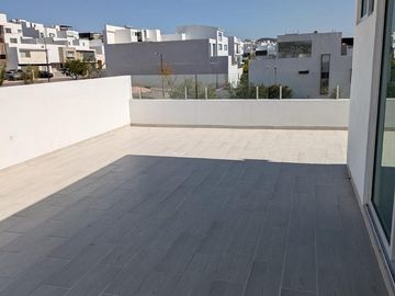 Casa en Venta Juriquilla, Roof Garden, Estudio, Sala de Tv, Amplios Espacios.