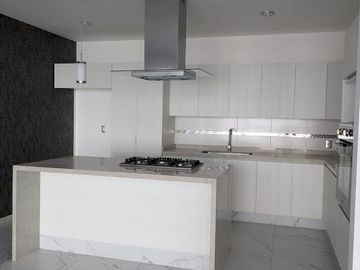Casa en Venta Juriquilla, Roof Garden, Estudio, Sala de Tv, Amplios Espacios.
