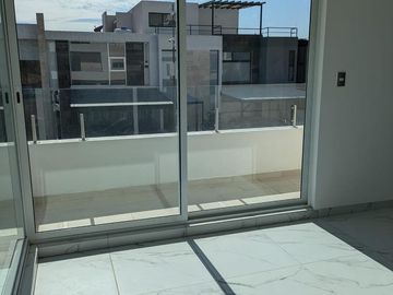 Casa en Venta Juriquilla, Roof Garden, Estudio, Sala de Tv, Amplios Espacios.