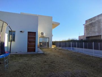 Casa en venta de 3 dormitorios c/ cochera en San Rafael