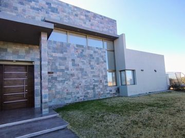 Casa en venta de 3 dormitorios c/ cochera en San Rafael