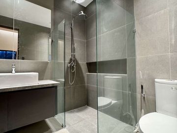 Brand New Modern House for Sale in BF Homes With Pool