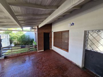 VENTA CASA 4 AMBIENTES C/PATIO, BERNAL.