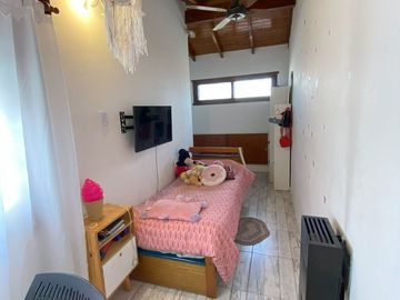 VENTA CASA 4 AMBIENTES C/PATIO, BERNAL.