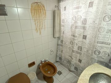VENTA CASA 4 AMBIENTES C/PATIO, BERNAL.
