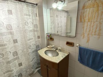VENTA CASA 4 AMBIENTES C/PATIO, BERNAL.