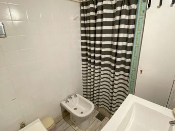 VENTA CASA 4 AMBIENTES C/PATIO, BERNAL.