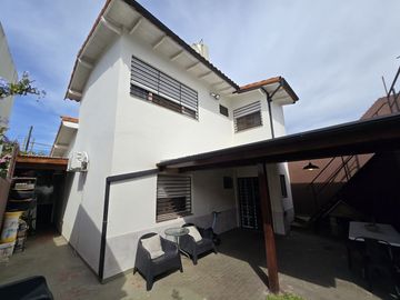 VENTA CASA 4 AMBIENTES C/PATIO, BERNAL.