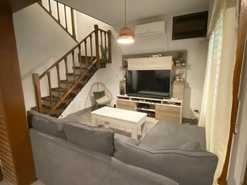 VENTA CASA 4 AMBIENTES C/PATIO, BERNAL.
