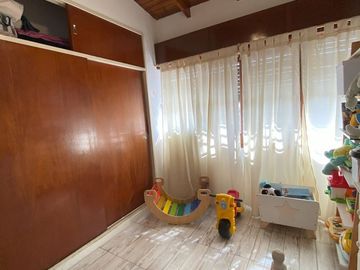 VENTA CASA 4 AMBIENTES C/PATIO, BERNAL.