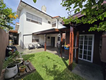 VENTA CASA 4 AMBIENTES C/PATIO, BERNAL.