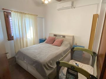 VENTA CASA 4 AMBIENTES C/PATIO, BERNAL.