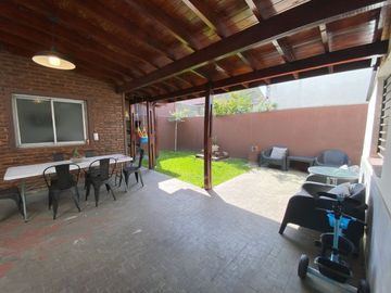 VENTA CASA 4 AMBIENTES C/PATIO, BERNAL.