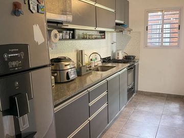 VENTA CASA 4 AMBIENTES C/PATIO, BERNAL.