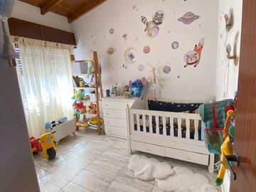 VENTA CASA 4 AMBIENTES C/PATIO, BERNAL.