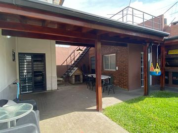VENTA CASA 4 AMBIENTES C/PATIO, BERNAL.